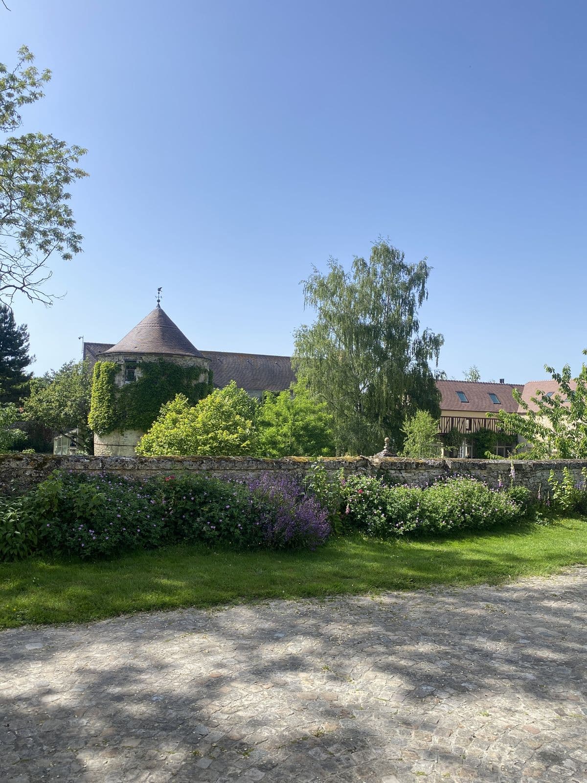 La tour du Prieuré de Bray et son jardin
